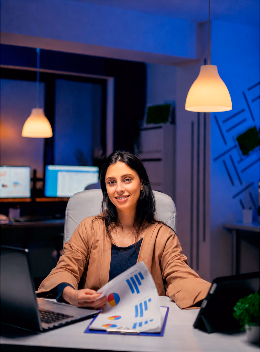 contadora-sentada-satisfeita-com-atendimento-de-ti copiar