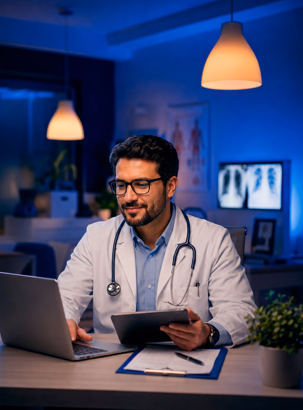 medico-atendendo-pacientes-apos-atendimento-de-suporte-de-ti-para-seu-consultorio